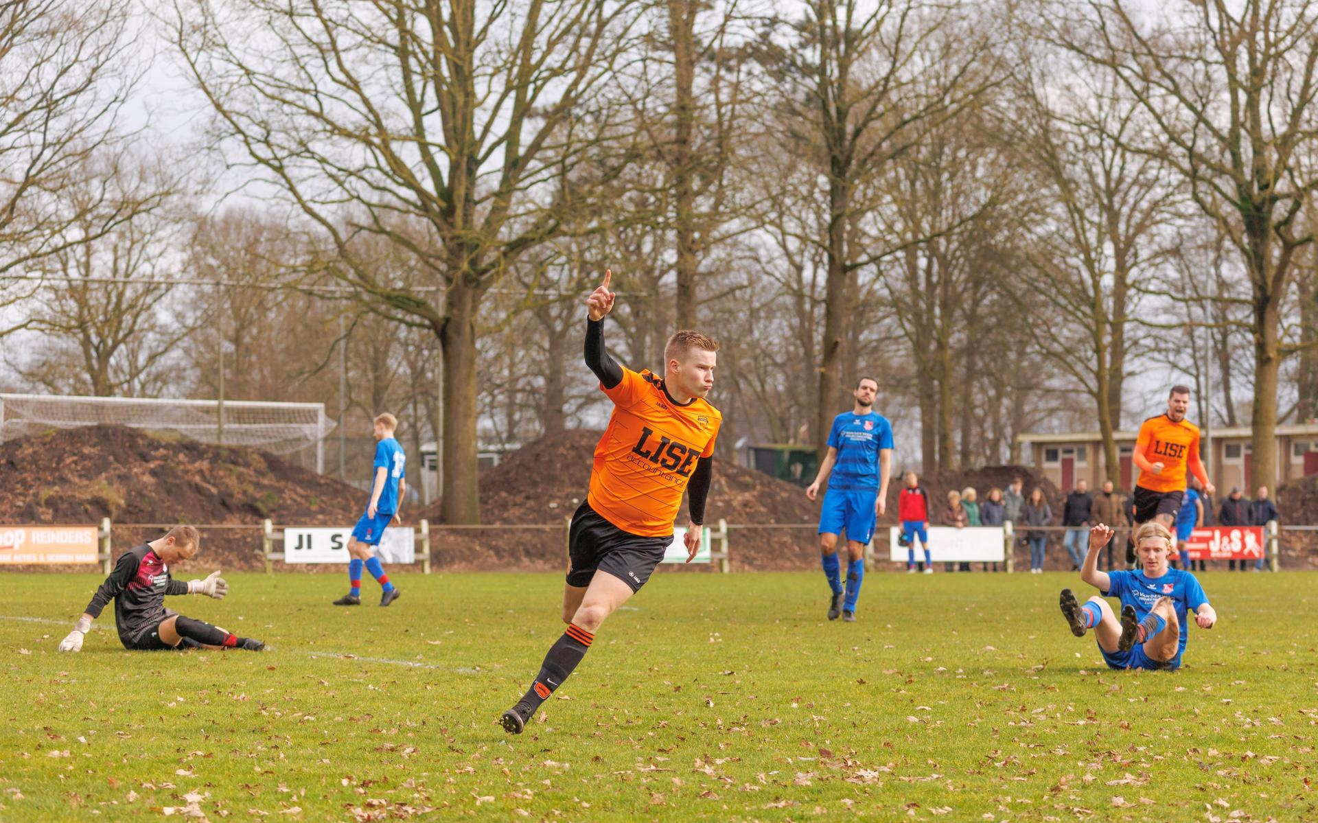 Topscorer Patrick Hilhorst van SV Haulerwijk neemt zijn trainer in de maling na dubbele hattrick