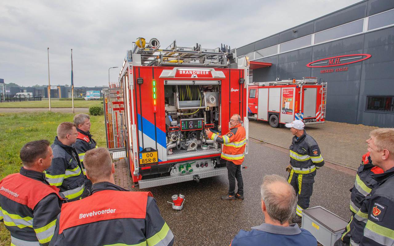 23-05-2022 Oosterwolde: nieuwe brandweerauto voor brandweerkorps Oosterwolde. Op de foto krijgen de mannen uitleg door instructeur Gerard Hoen. Fotograaf: Rens Hooyenga