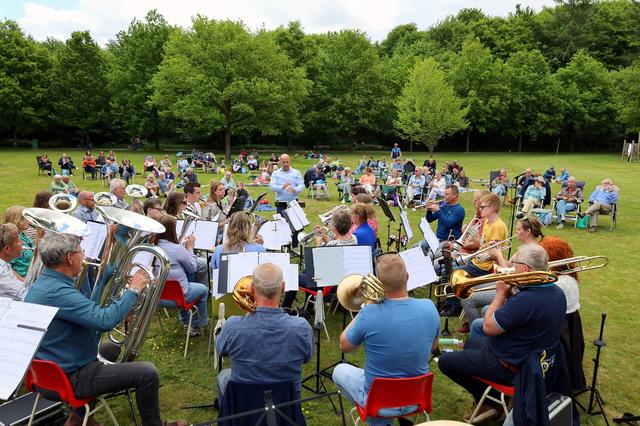 Picknickers genieten van concert Laudando in Appelscha