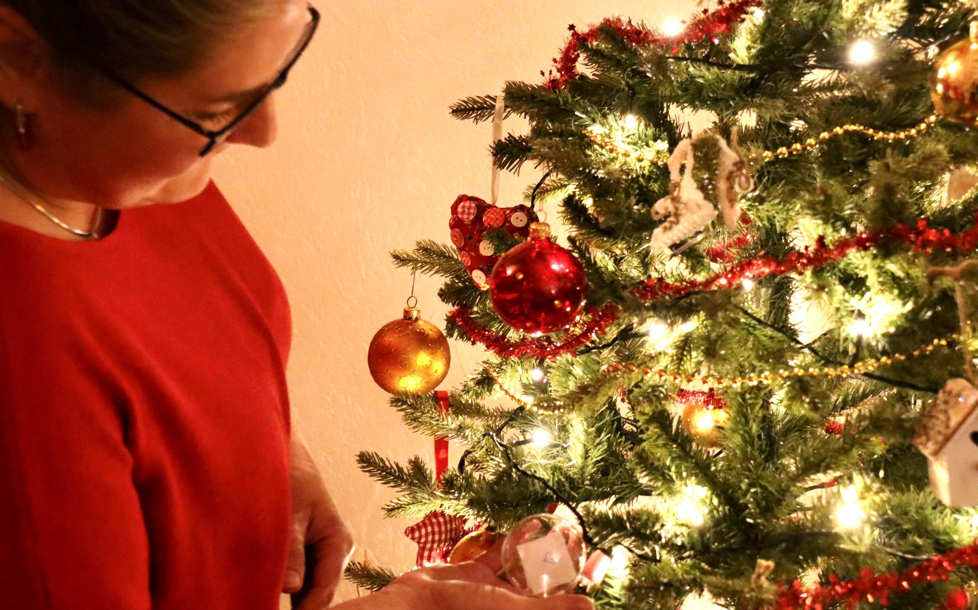 Aafke hangt alvast haar wens in de kerstboom. © Eigen foto