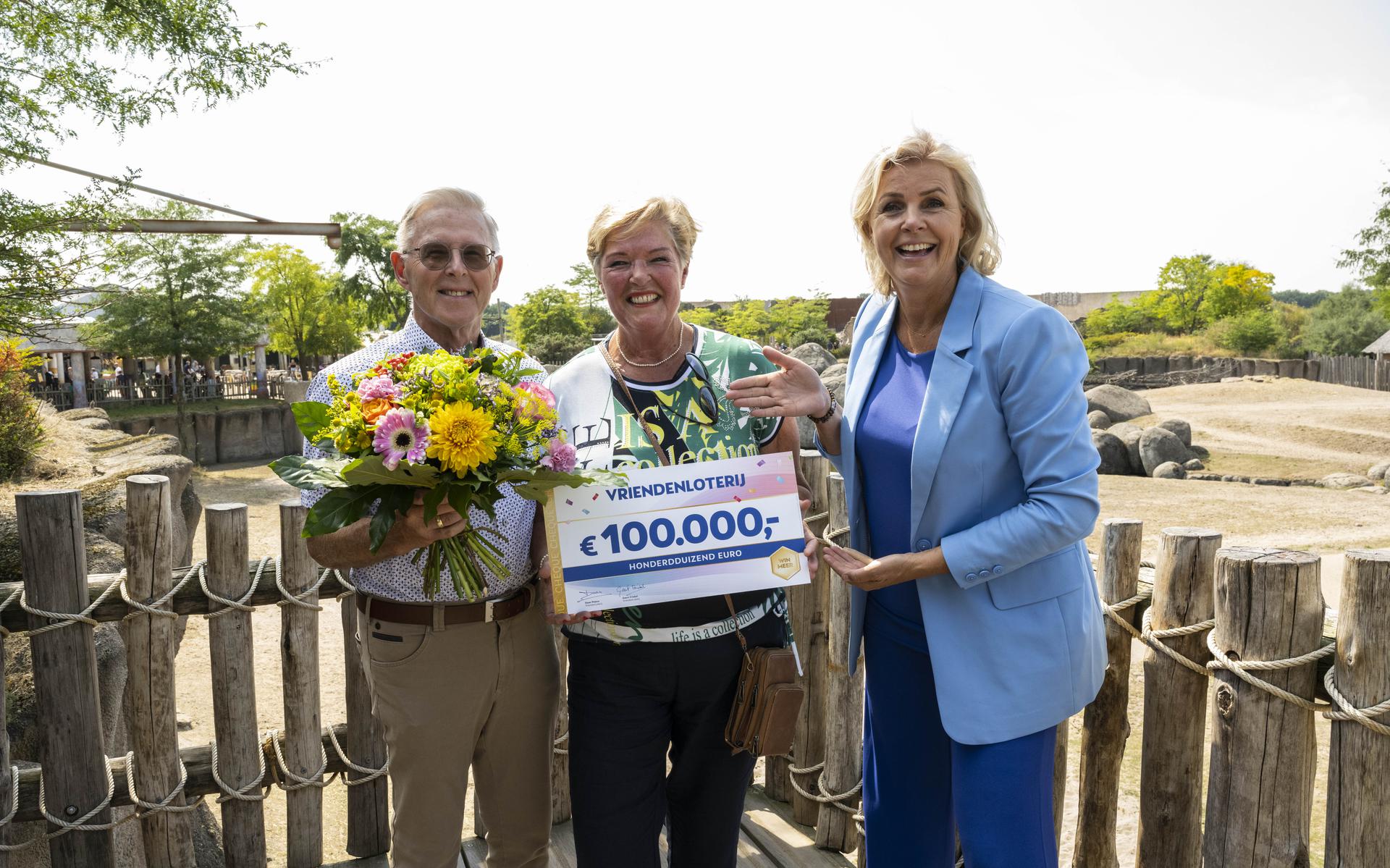 Thea en Fred verrast door VriendenLoterij-ambassadeur Irene Moors met cheque van 100.000 euro.