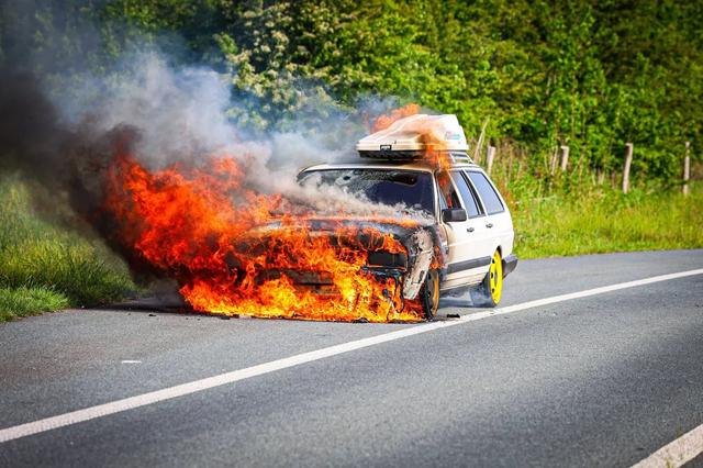 Auto brandt uit op afrit van N381 bij Wijnjewoude