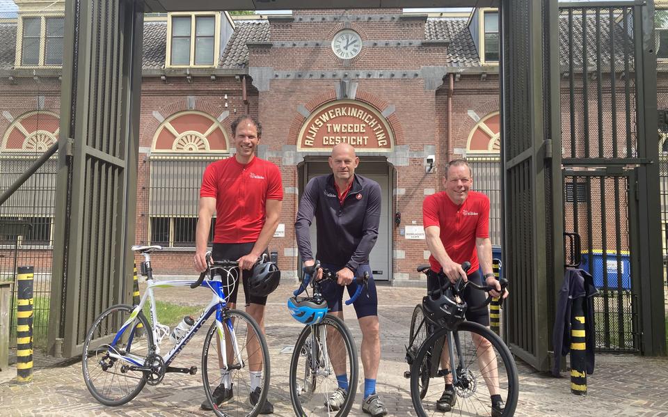 Sportinstructeurs Eric, Arjen en René (v.l.n.r.) bij gevangenis Esserheem in Veenhuizen. Eigen foto