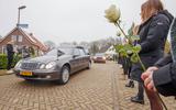 Erehaag met bloemen en applaus voor overleden gymjuf Marjan Koopmans. Fotograaf: Rens Hooyenga