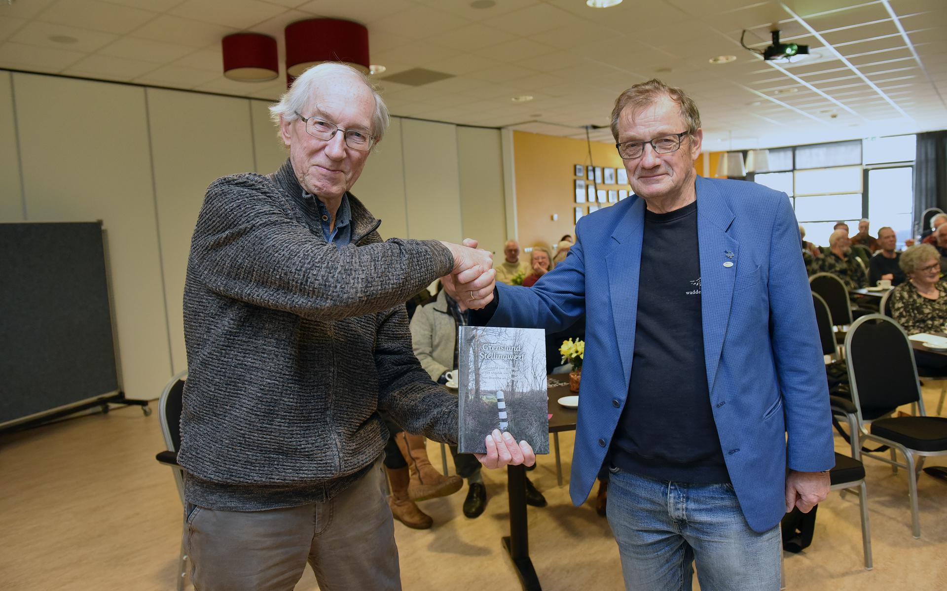 Henk Bloemhoff het et eerste exemplaor in ontvangst neumen.