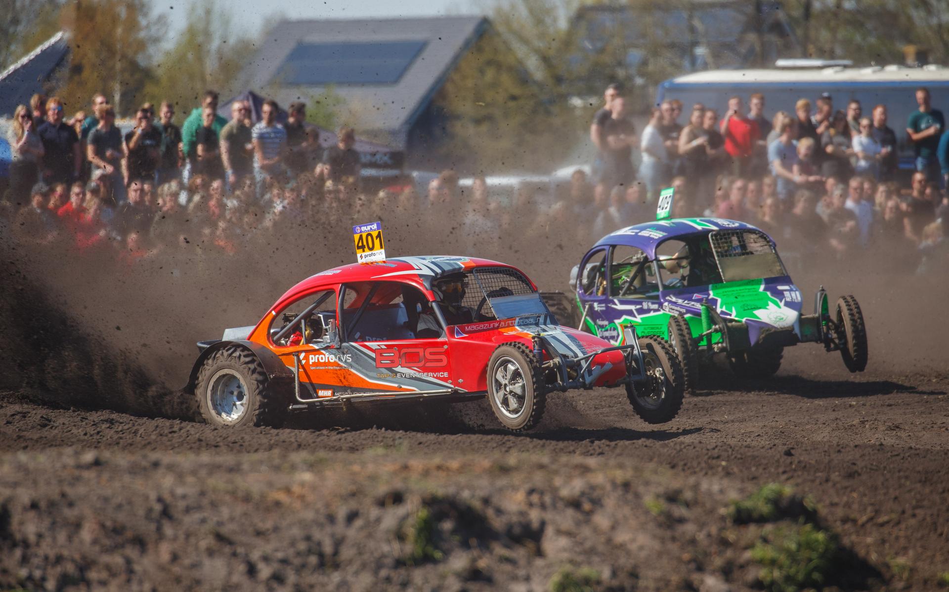 Eelco Kruis (401) uit Terband en Rik Pasman (409) uit Hummelo gaan hard in de Keverklasse.