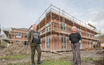 Anne Marie van ‘t Holt (rechts) en Gerja Zomer voor de nieuwe locatie aan de Wrongel in Oosterwolde. 