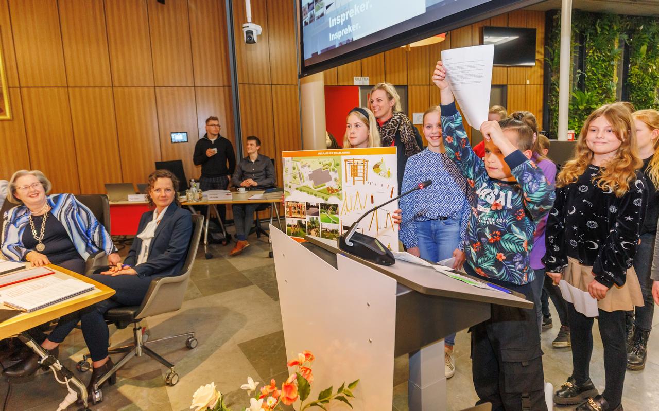 Leerlingen van obs De Stelling in Makkinga vragen de gemeenteraad om hulp bij de aanleg van hun nieuwe schoolplein. Foto Rens Hooyenga Leerlingen van obs De Stelling in Makkinga vragen de gemeenteraad om hulp bij de aanleg van hun nieuwe schoolplein. Foto Rens Hooyenga
