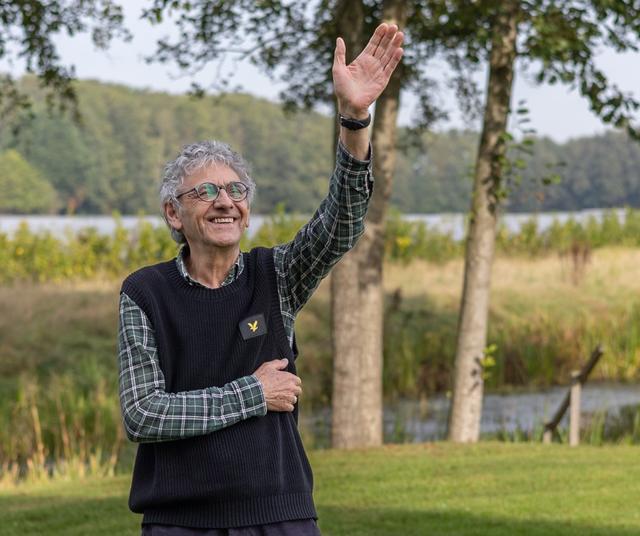 Schrijver Geert Koenen uit Haulerwijk presenteert bundel bij afscheid