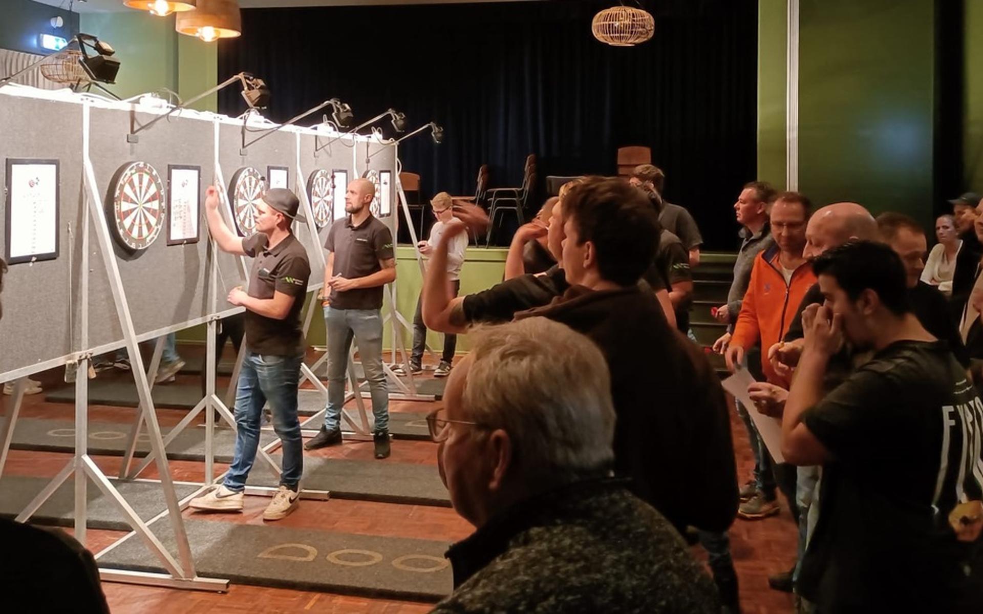 Douwe wint dartstoernooi in Waskemeer