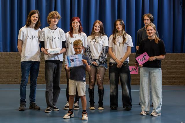 Jong en oud schitteren op open podium in dorpshuis van Makkinga