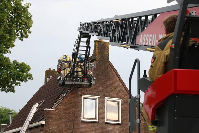 Blikseminslag zorgt voor flinke schade aan woning in Appelscha