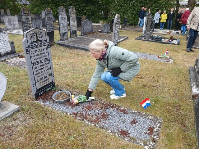 Appelscha herdenkt oorlogsslachtoffers op begraafplaats en bij monument