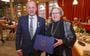 Tammo Munting (D66) ontvangt bij zijn afscheid een Koninklijke Onderscheiding. Rechts burgemeester Sandra Korthuis.