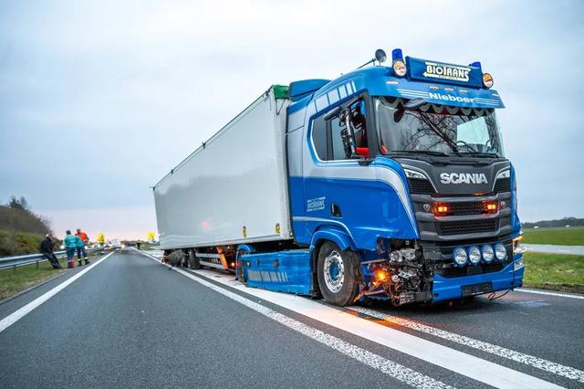 N381 bij Oosterwolde afgesloten na botsing vrachtwagen met bestelbus