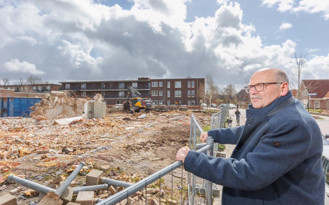 Wethouder Jelke Nijboer op de bouwlocatie bij de voormalige Friesland Bank, op de hoek van de 13 Aprilstraat en de Snellingerdijk in Oosterwolde.