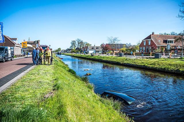 Auto te water na botsing in Appelscha: bestuurder aangehouden