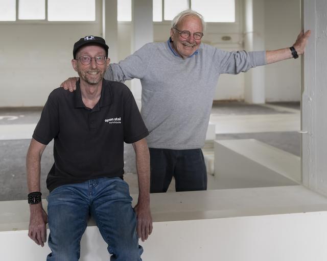 Ron en Wim zijn vrijwilliger bij kunstroute Open Stal in Oldeberkoop. ‘Er gaat altijd wel eens iets 