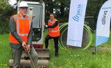 De symbolische start in Makkinga. Piet Grootenboer en wethouder Marcel Bos.