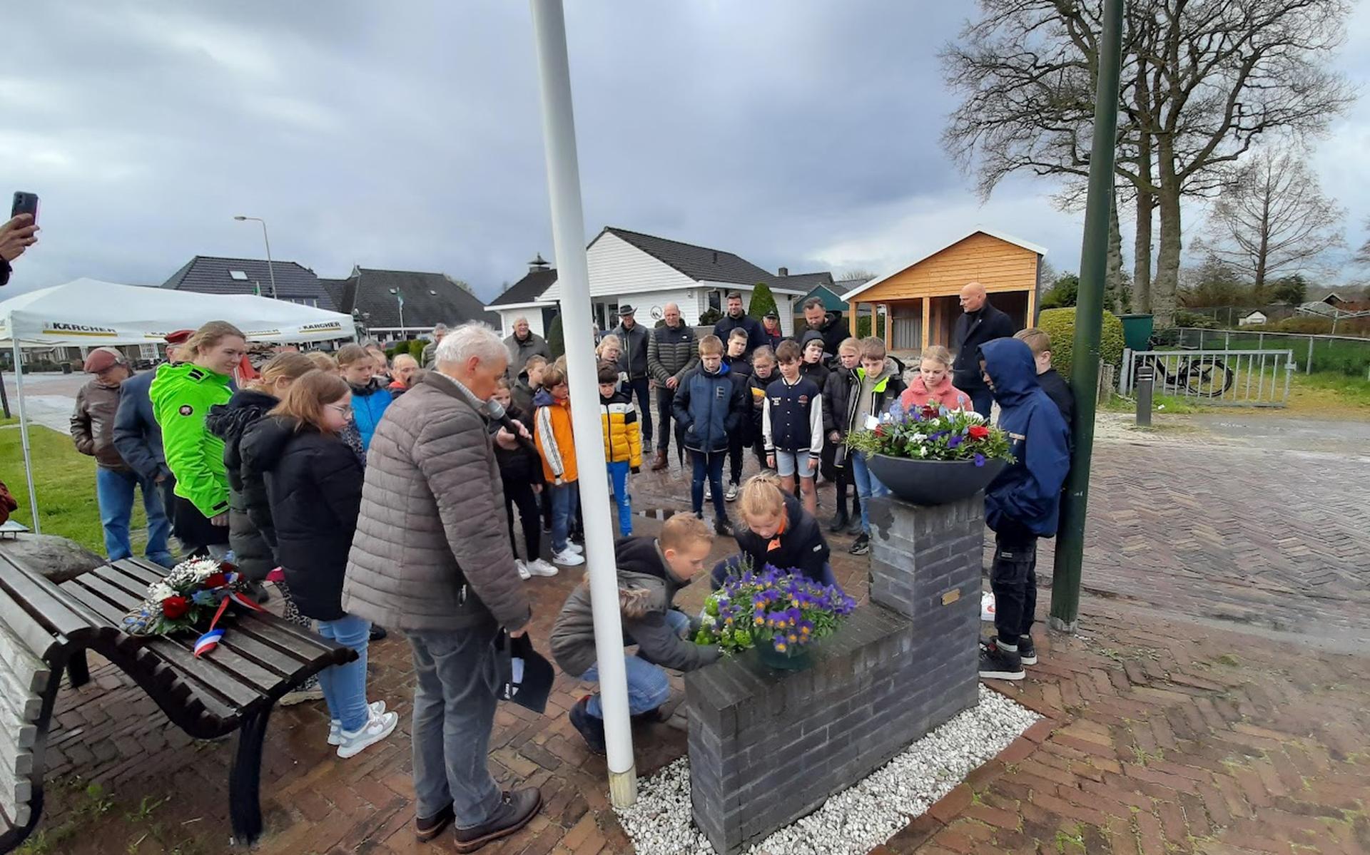 Kinderen leggen een krans bij het monument. Foto: Historische Vereniging van Appelscha