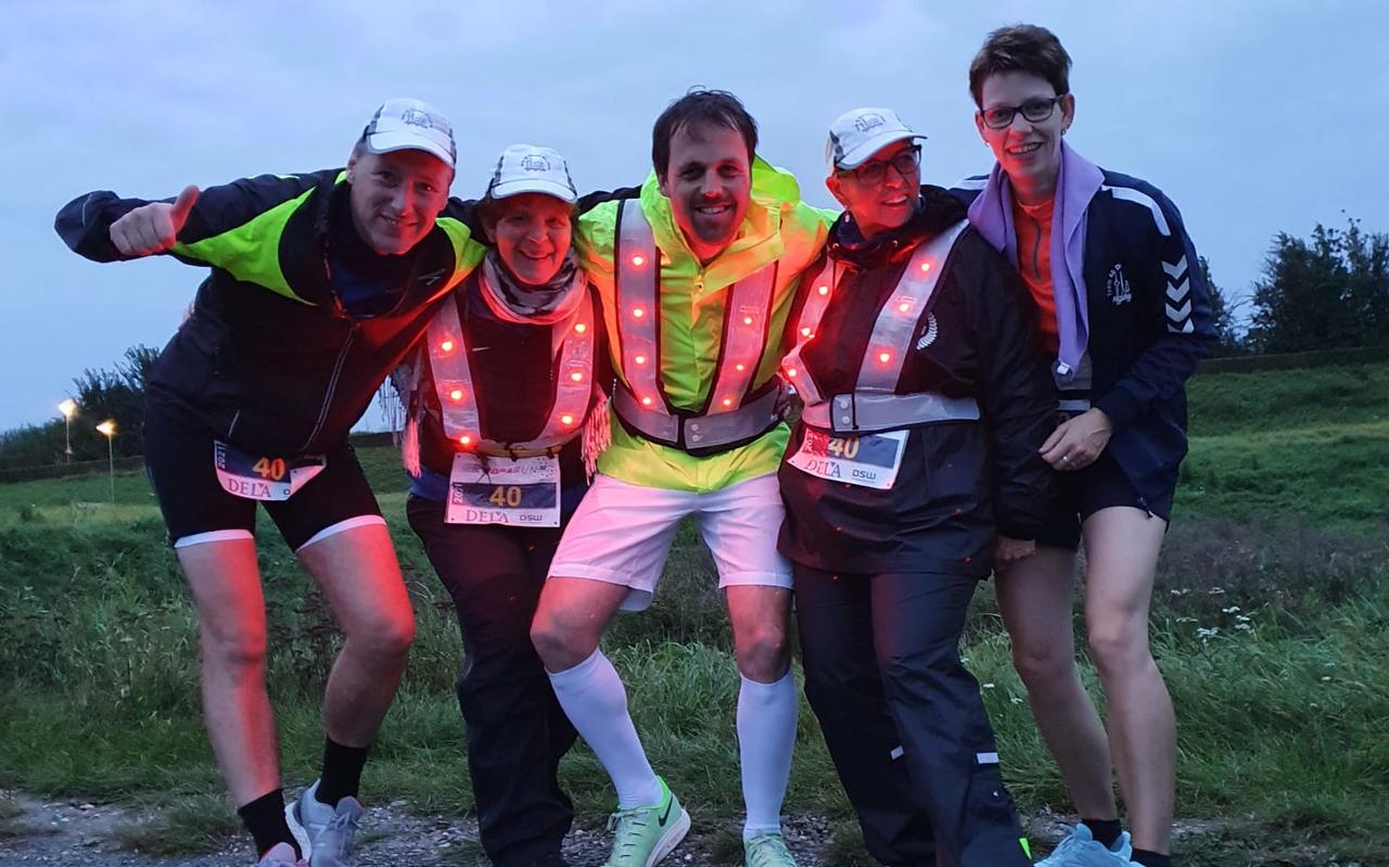Kirsten Vos (rechts) met enkele van haar teamgenoten tijdens de Roparun. Kirsten Vos (rechts) met enkele van haar teamgenoten tijdens de Roparun.