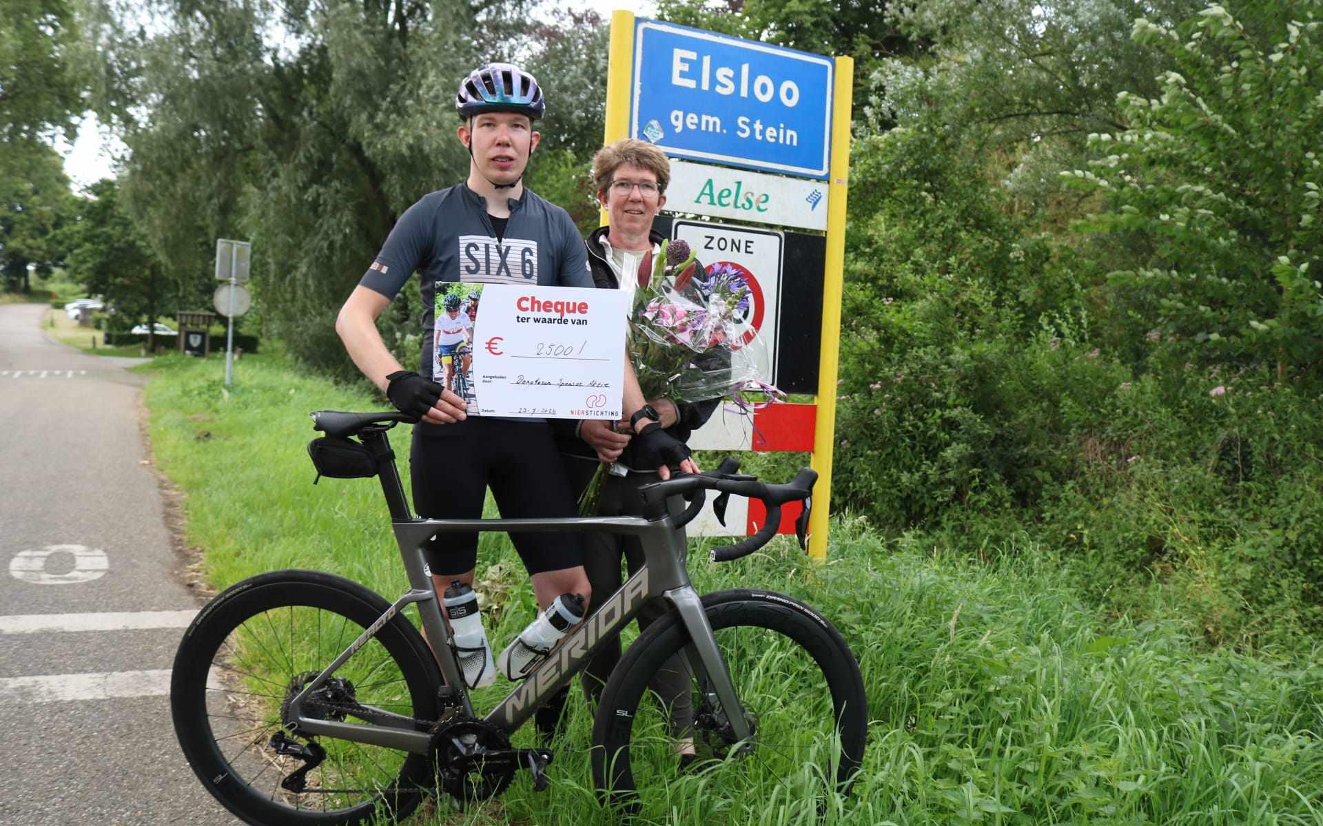 Stefan uit Elsloo haalt al fietsend 2500 euro op voor de Nierstichting. 'Er is zeker een biertje op 