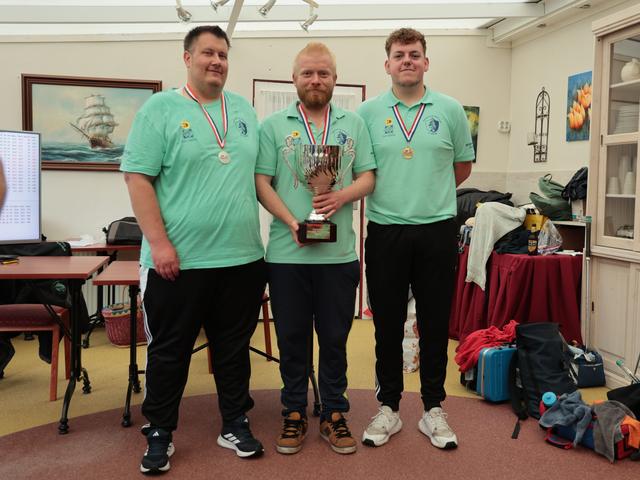 Minigolfers uit Appelscha vallen in de prijzen op regenachtig Nederlands kampioenschap op thuisbaan