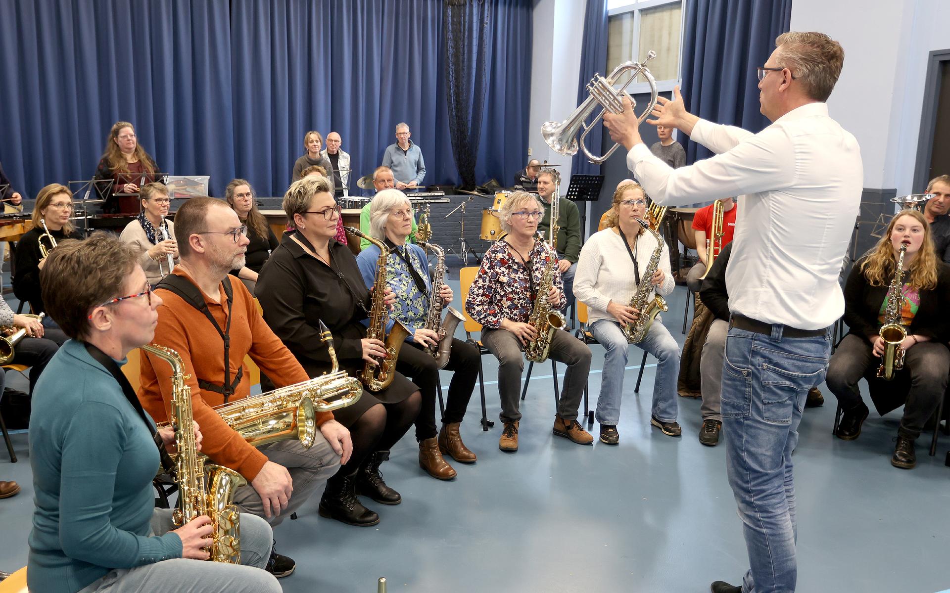 De nieuwe muzikanten leren hoe hun instrument in elkaar steekt. FOTO Piet Bosma