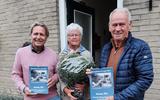 Bestuursleden van de HVA, Koert Vondeling (links) en Marten de Jong, brengen Corrie Welles een bloemetje. Eigen foto 