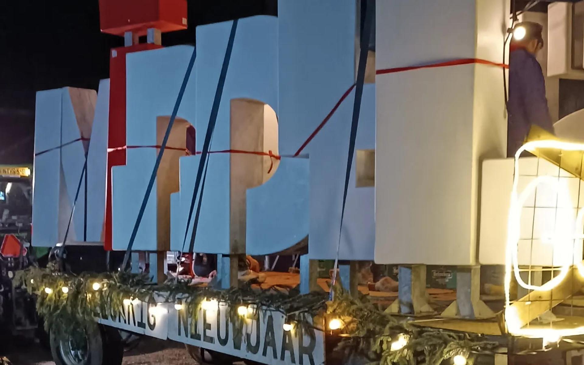 Megaletters uit Leeuwarden duiken op in Oldeberkoop. De Geitefok wil dat er meer woningen worden geb