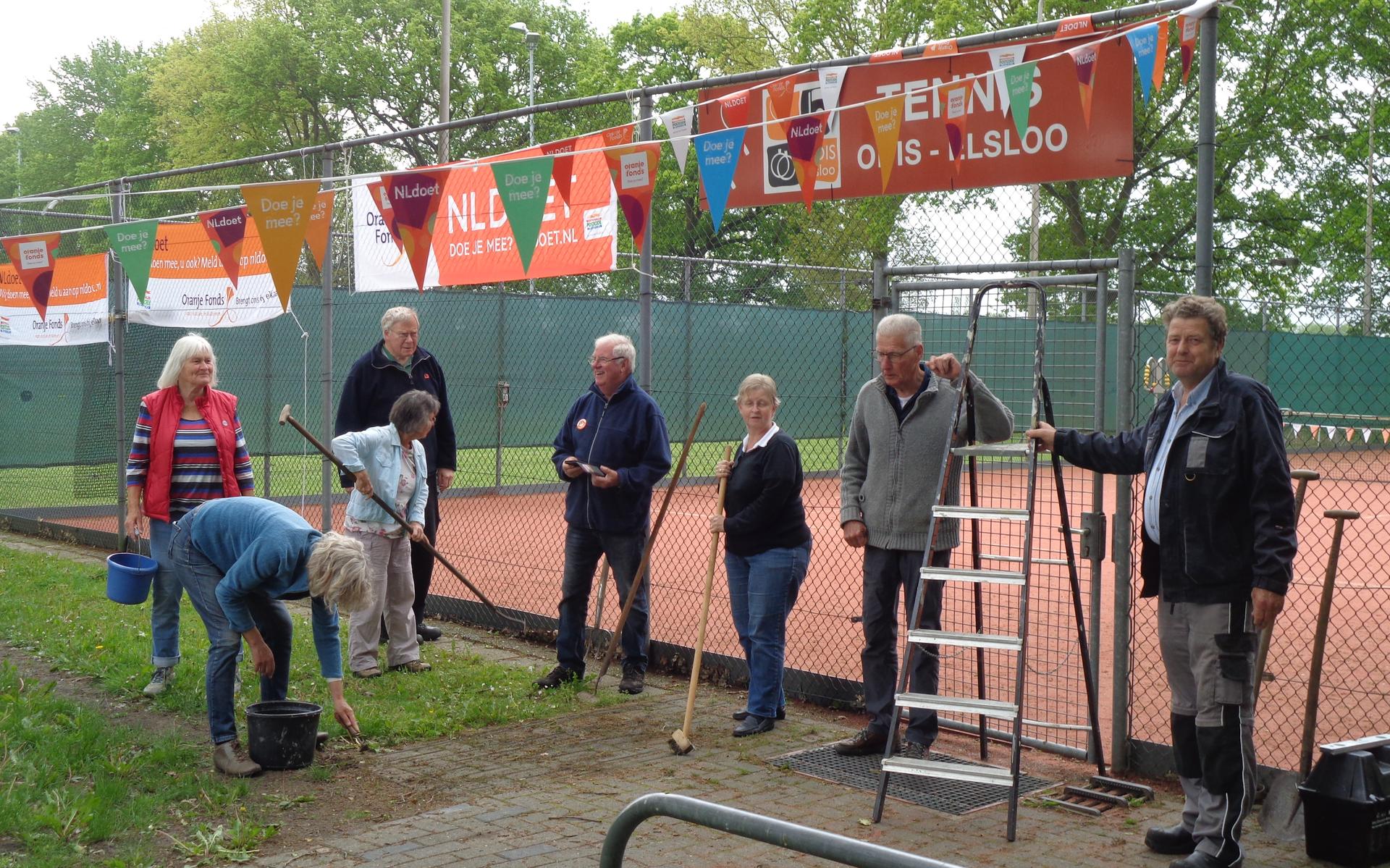 Vrijwilligers in Elsloo volop in touw voor NL Doet; tennispark en dorpskerk liggen er weer netjes bi