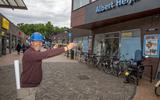 Henkjan van Zanten is blij met de uitbreiding van zijn Albert Heijn. Op de foto toont hij de extra ruimte die aan de supermarkt wordt toegevoegd.