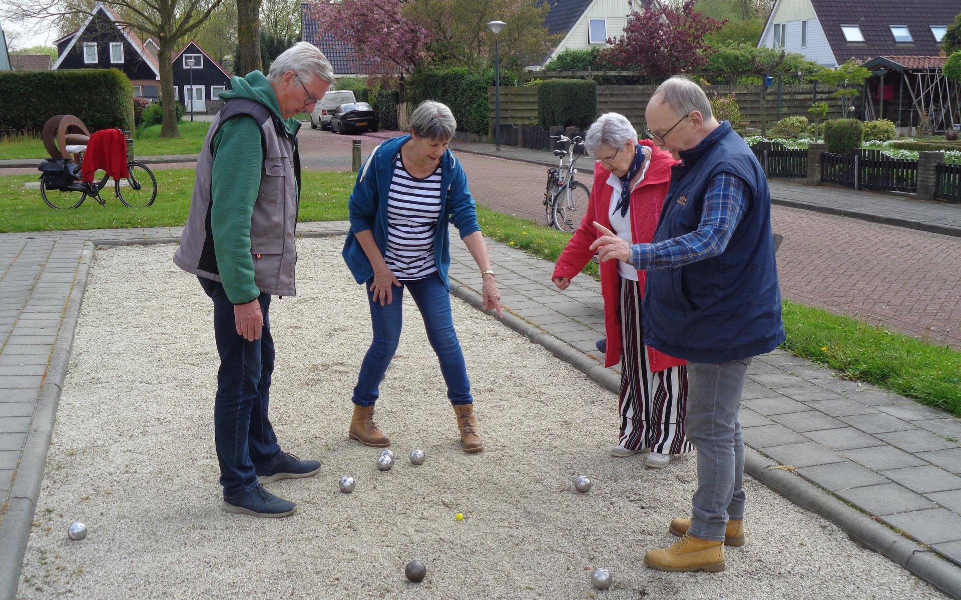 Elsloo heeft jeu de boulesclub; zeven belangstellenden schrijven zich ter plekke in - Nieuweooststel
