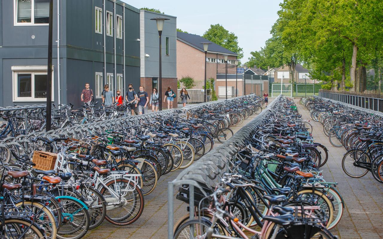 De fietsenrekken op het Stellingwerf College in Oosterwolde zijn weer goed gevuld. De fietsenrekken op het Stellingwerf College in Oosterwolde zijn weer goed gevuld.