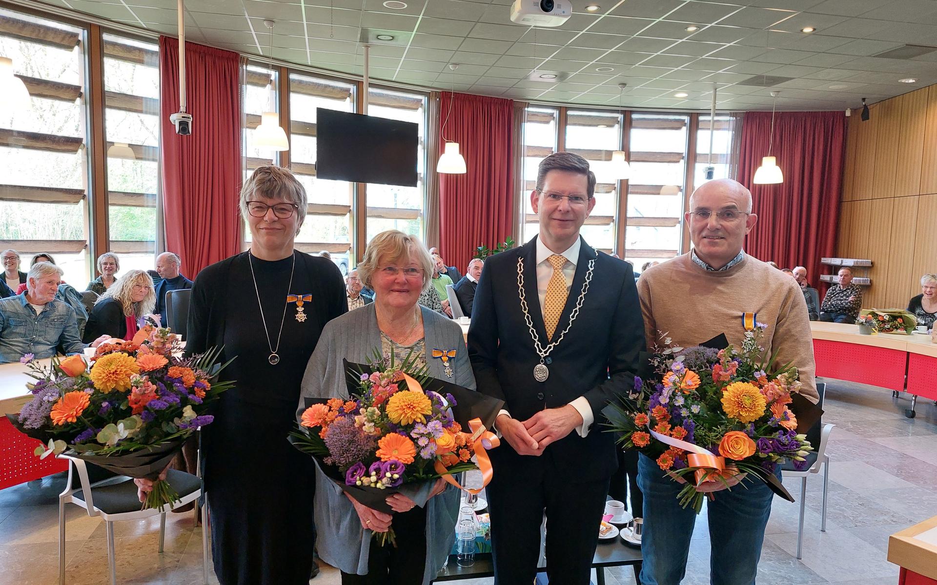 Henriette Theodora Maria Menken-Kok, Blijke Euverman-Veldkamp en Wouterus Josephus van Vulpen met burgemeester jack Werkman. FOTO Gemeente Ooststellingwerf
