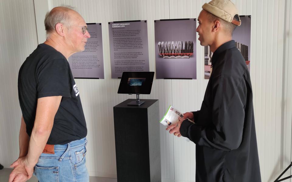 Kunstenaar Yoram de Kock houdt tijdens Pasar Maluku een expositie over de Molukse identiteit. FotoTekst.nl