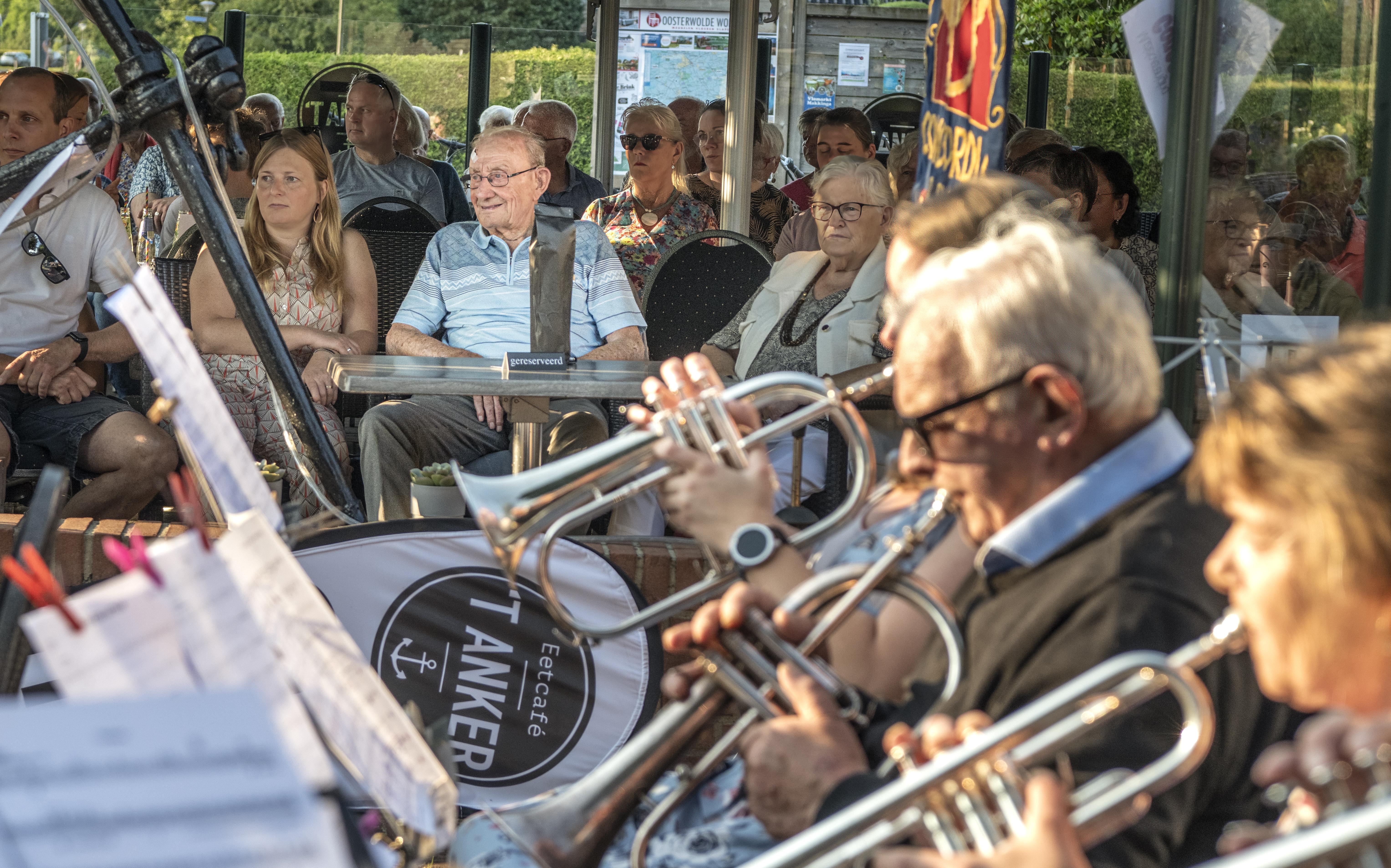 Concordia brengt eerbetoon aan muzikant, dirigent én erelid Tjeerd Oenema (93). Zomerconcert in Elsl