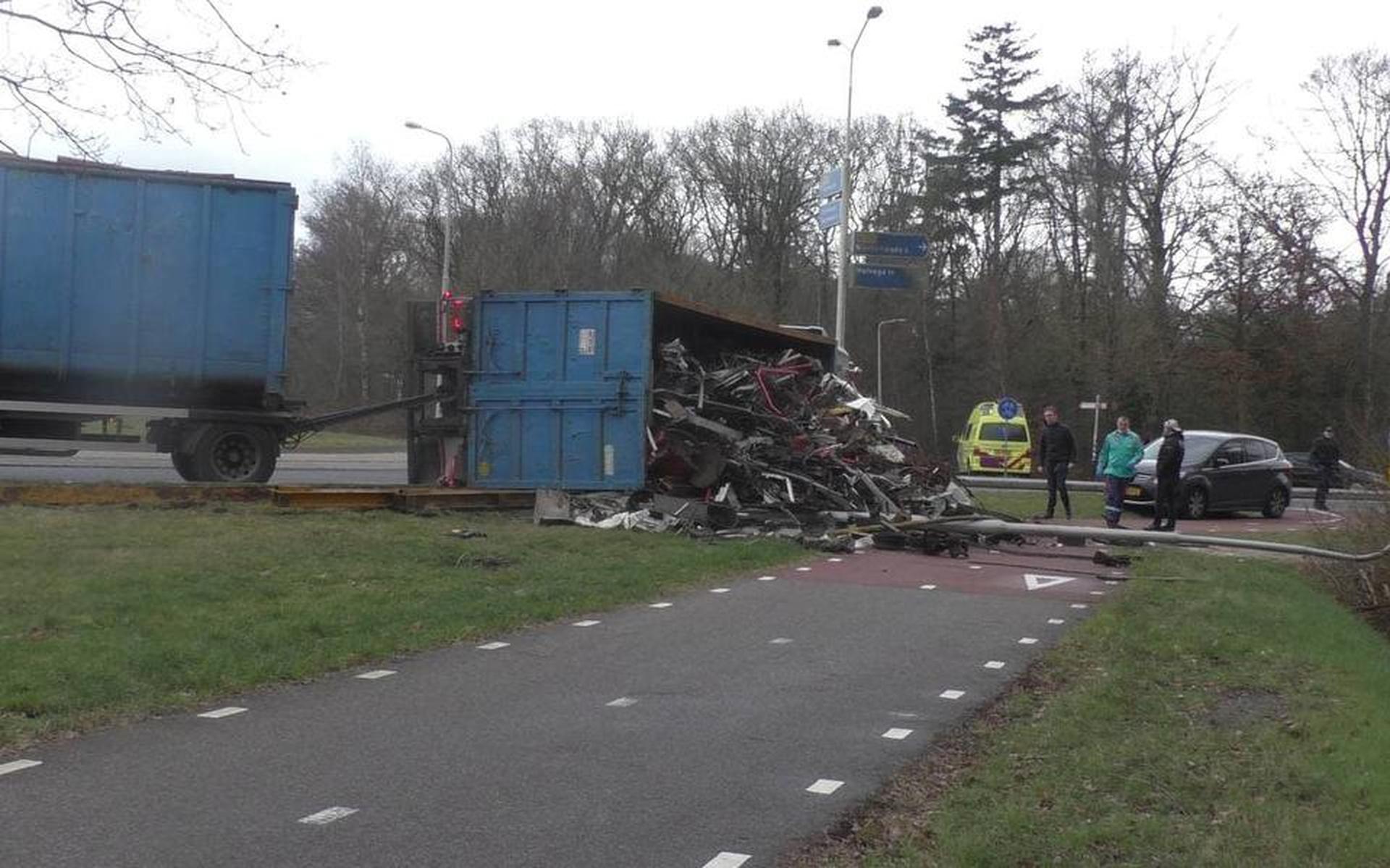 Vrachtwagen kantelt op rotonde N351 bij Oldeberkoop - Nieuweooststellingwerver