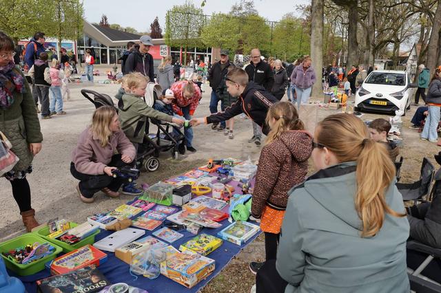 Zonnige Koningsdag zorgt voor drukte in Appelscha