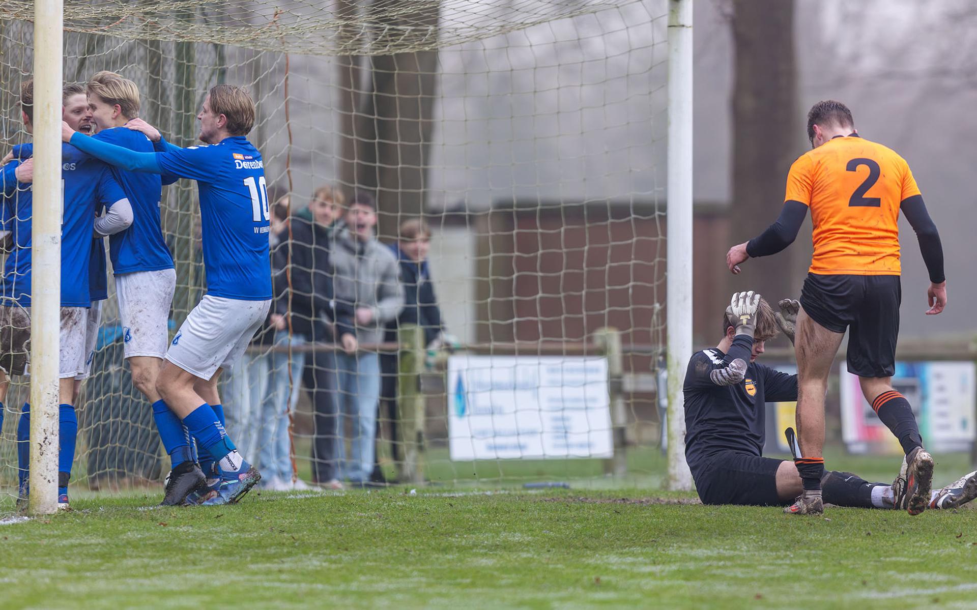 Gehavend Haulerwijk verliest derby van Veenhuizen en laat koppositie liggen