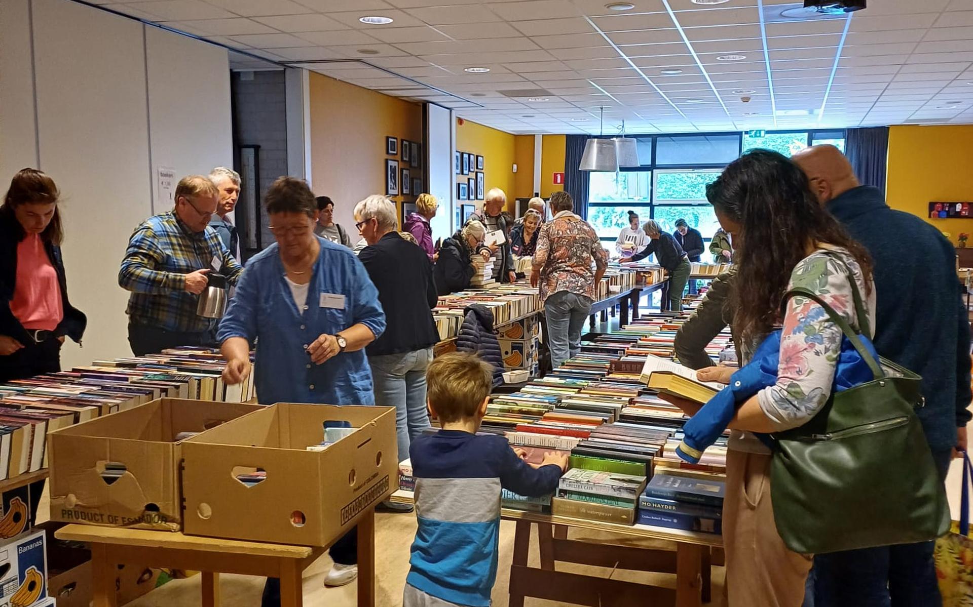 Zoeken naar dat ene ontbrekende pareltje. Zoveel boeken worden er verkocht op de markt van Lintjo in