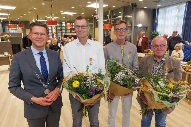 Gemeenteraad Ooststellingwerf neemt met mooie woorden en lintjes afscheid van tien leden