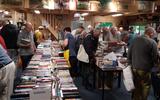 De boekenmarkt werd druk bezocht. Foto: Anja Iedema 