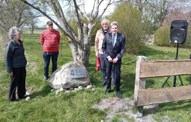 Eerbetoon in Ravenswoud voor gesneuvelde verzetsmannen Hein Oldenkamp en Jan Eleveld