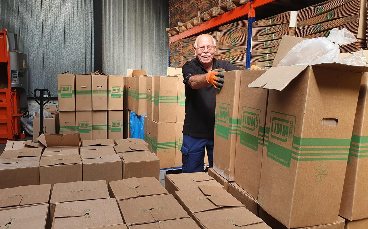 Gradus Wildeboer (88) aan het werk bij LIMM Recycling in Oosterwolde. Eigen foto Gradus Wildeboer (88) aan het werk bij LIMM Recycling in Oosterwolde. Eigen foto