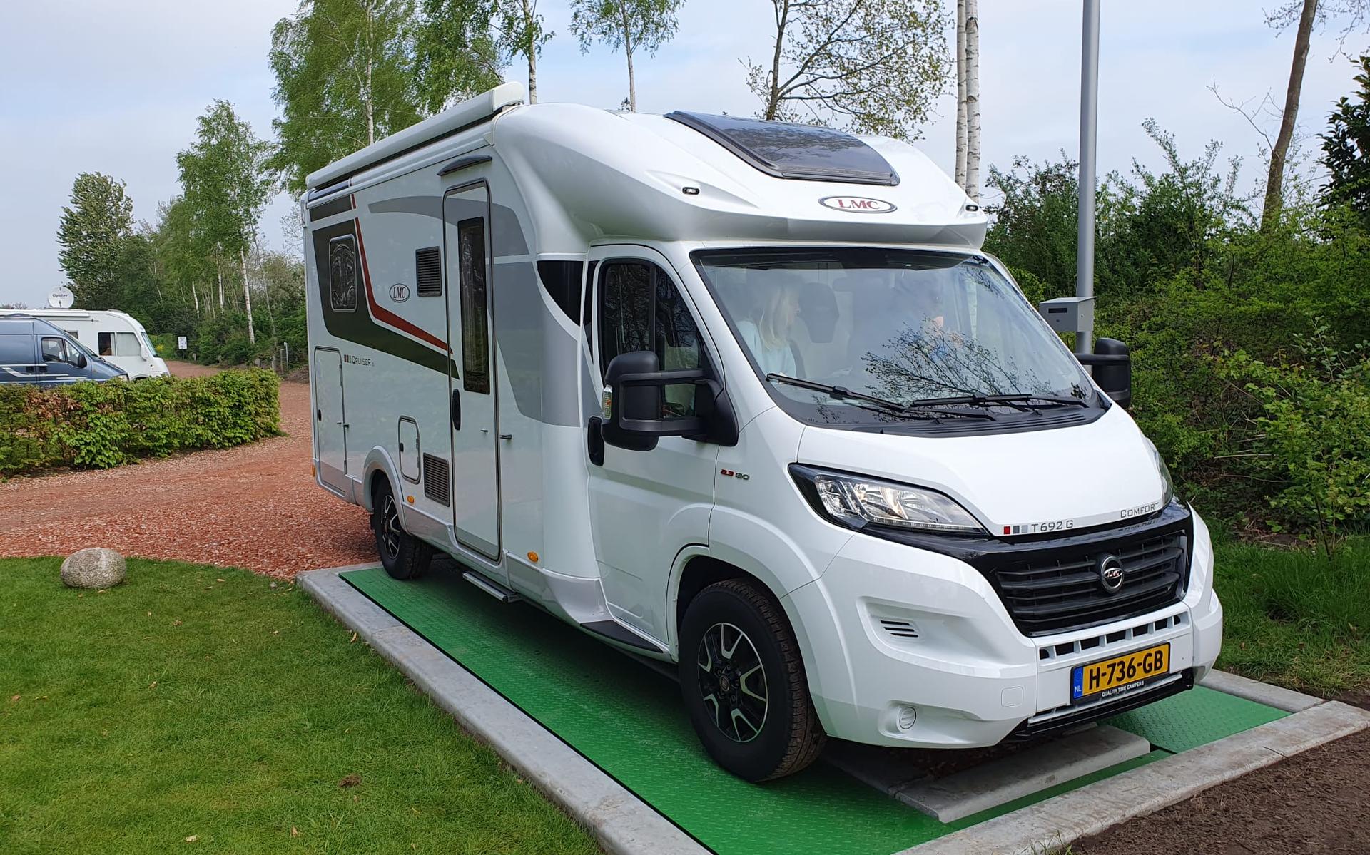 De eerste camper staat op de weegbrug. Foto: Erik Huizinga