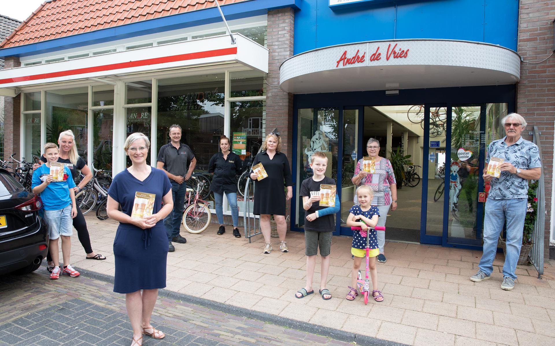 De winnaars van de Vaderdag-actie van de Koplopers hebben uit handen van André de Vries de horecacheque ontvangen. Henk van der Heide en Sanne Roeters ontbreken op de foto.