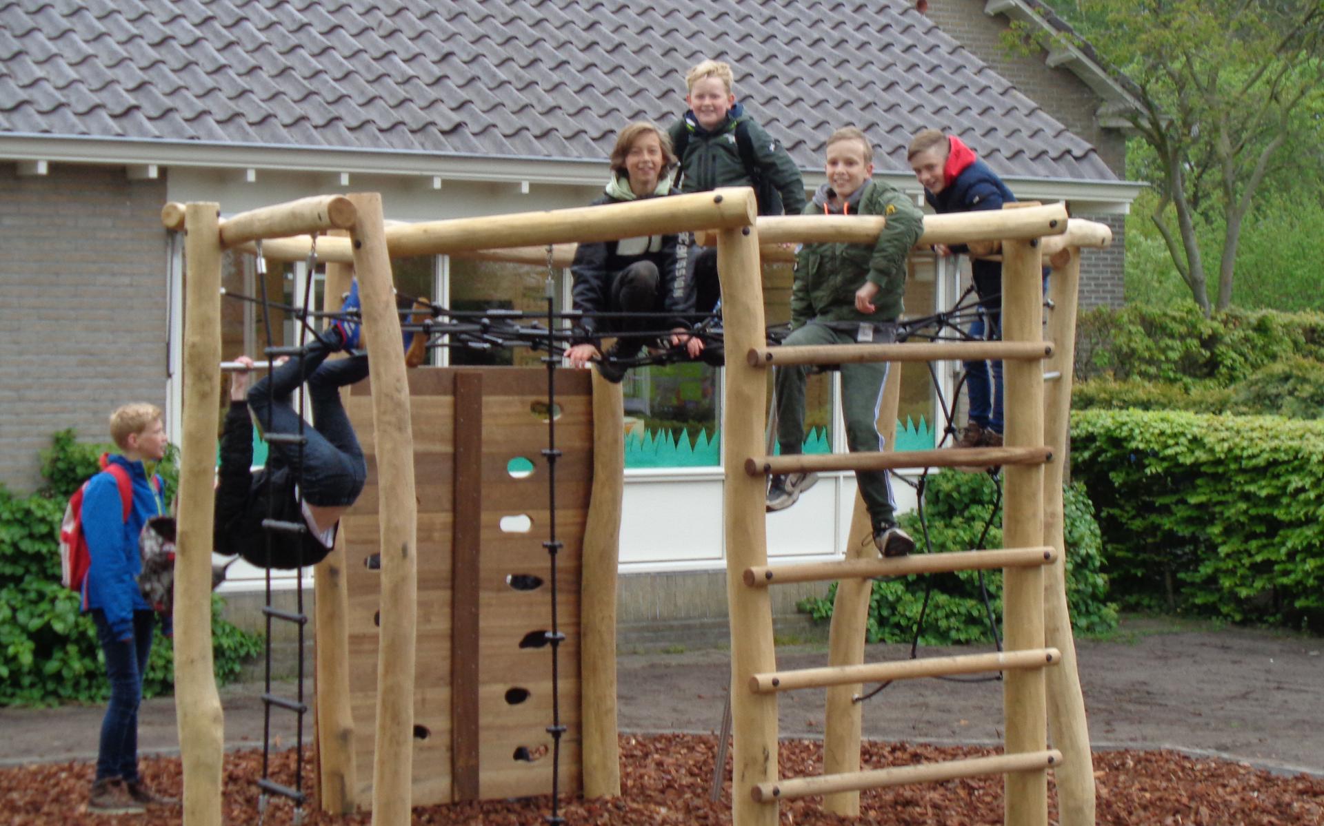 Leerlingen namen bezit van vernieuwd schoolplein in Elsloo: 'We zijn ontzettend blij en trots op het