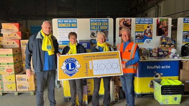 Lionsclub Ooststellingwerf doneert opbrengst pubquiz aan Friese Rijders in Haulerwijk