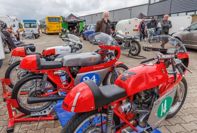 Motorrijder gewond bij val tijdens racedemonstratie klassieke motoren in Oosterwolde